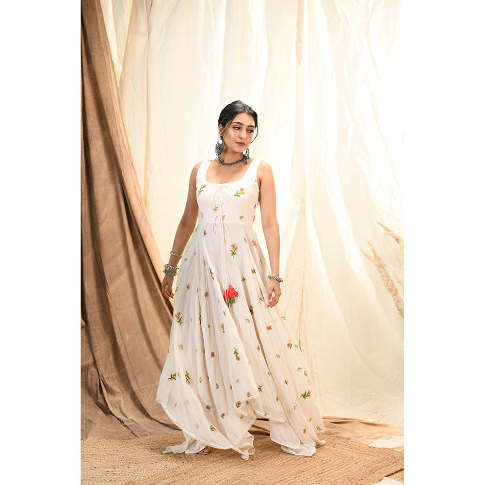 Aaryaa By Kashveen Kohli Off White Floral Embroidered Asymmetrical Dress With Bandhani Cape