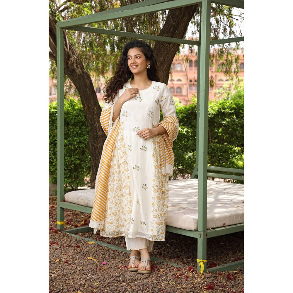 Amoree Womens Stripes Yellow Saree with Stitched Blouse
