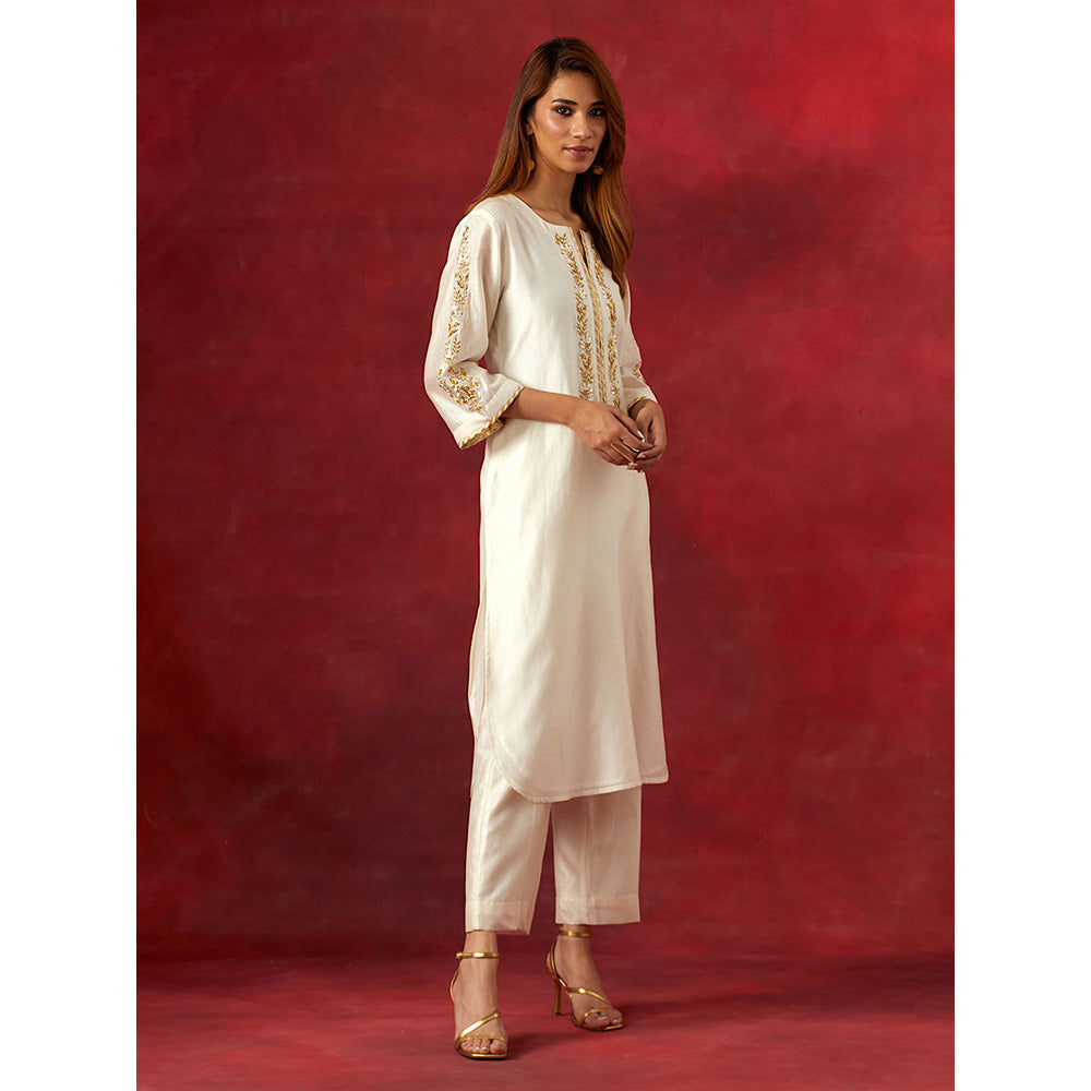 Anantaa by Roohi Trehan Off White Round Neck Kurta With Pant (Set of 2)