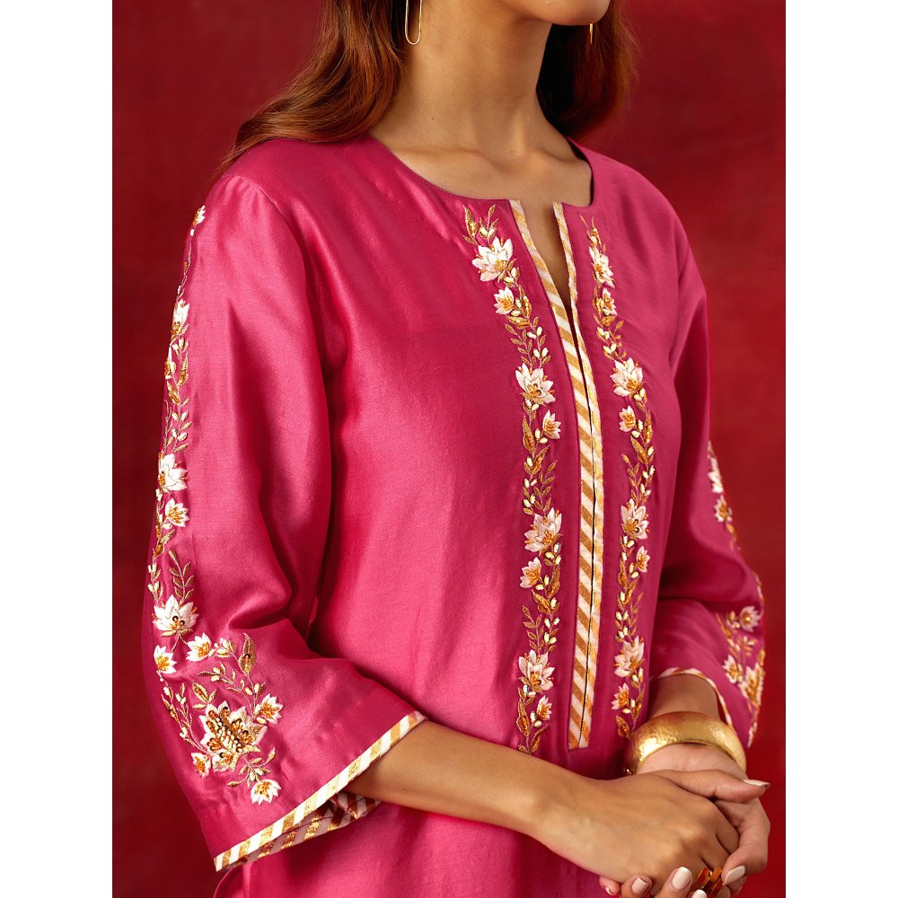 Anantaa by Roohi Trehan Fuchsia Round Neck Kurta With Pant (Set of 2)