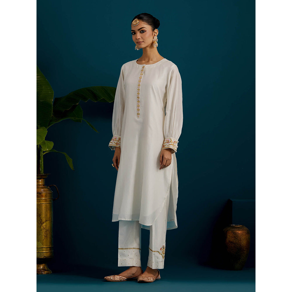 Anantaa by Roohi Trehan Off White Round Hem Kurta With Back Motif
