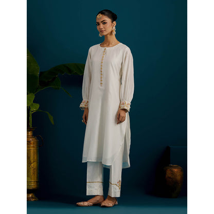 Anantaa by Roohi Trehan Off White Round Hem Kurta With Back Motif