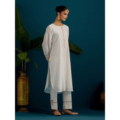 Anantaa by Roohi Trehan Off White Round Hem Kurta With Back Motif