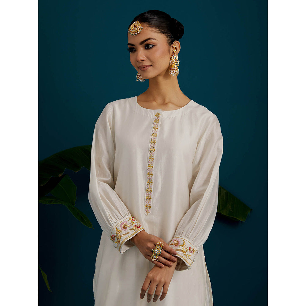 Anantaa by Roohi Trehan Off White Round Hem Kurta With Back Motif