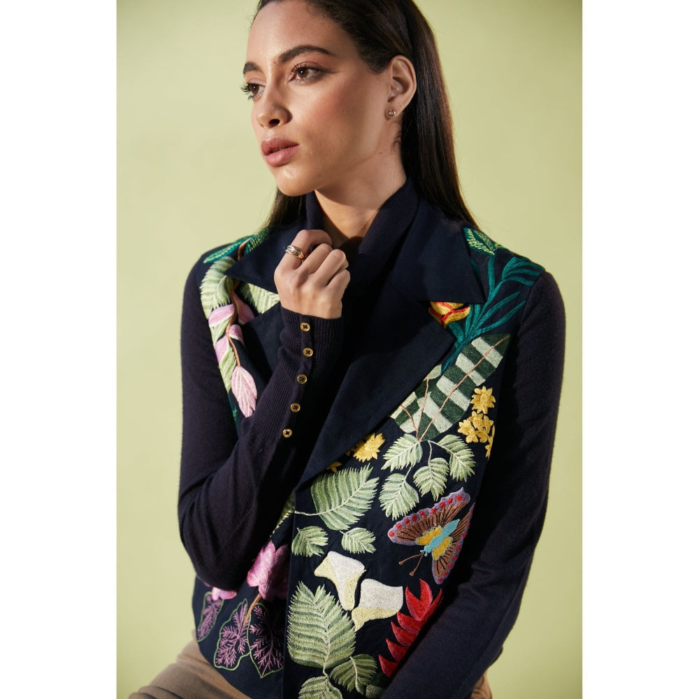 BETRUE Black Amazon Waistcoat with Wild Forest Embroidery