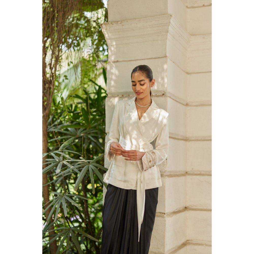BETRUE White Camellia Silk Wrap Jacket
