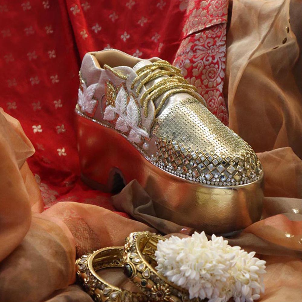 Chal Jooti Madhumalti Gulzaar Gold Sneakers