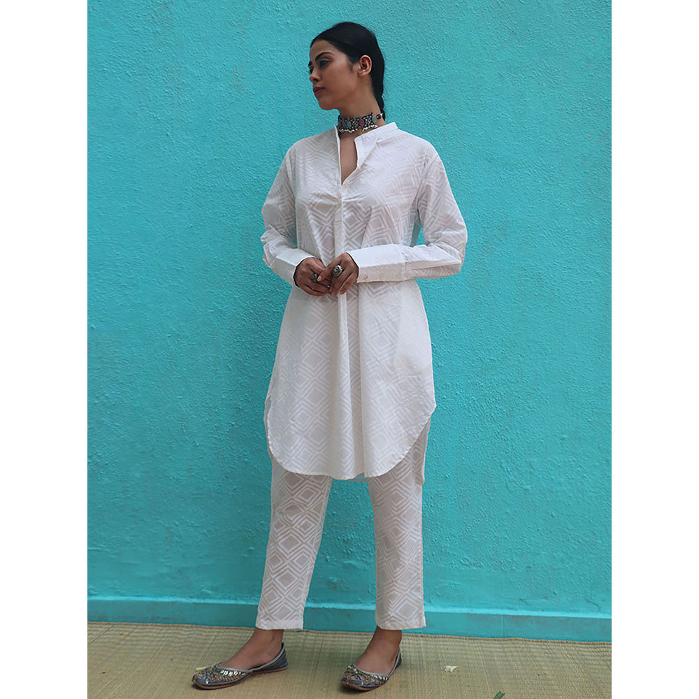 Chidiyaa Safed Ginevra Cotton Kurta With Pant (Set of 2)