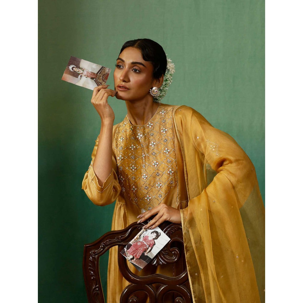 Chokhi Chorri Beige Kurta With Pant And Dupatta And Inner (Set of 4)
