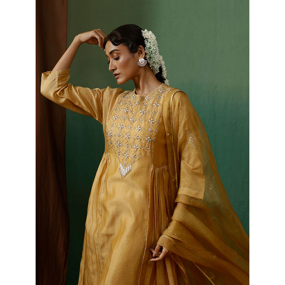 Chokhi Chorri Beige Kurta With Pant And Dupatta And Inner (Set of 4)