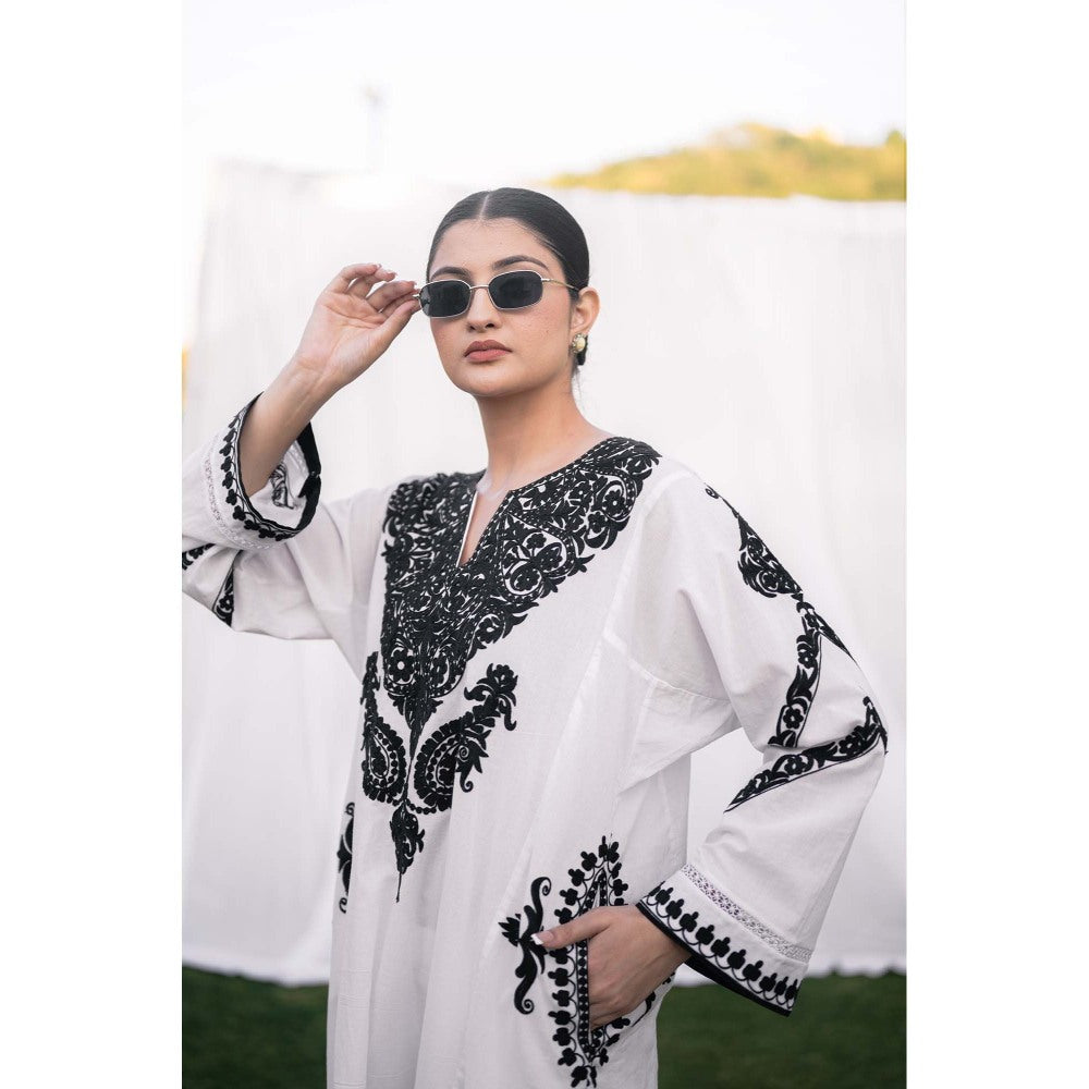 Daljit Sudan White Mulu Phiran Co-Ord (Set of 2)
