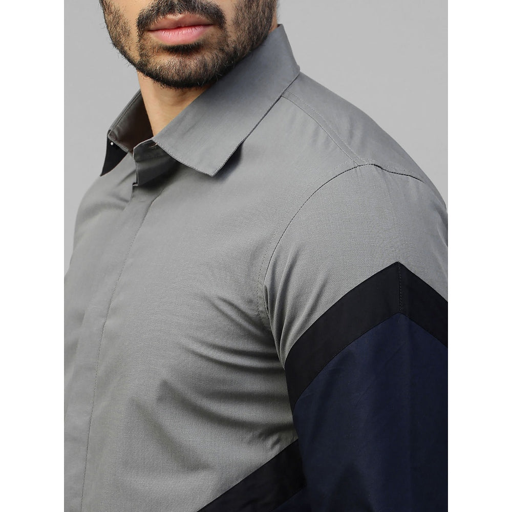 Echke Grey Shirt with Black and Dark Blue Arrow Feature