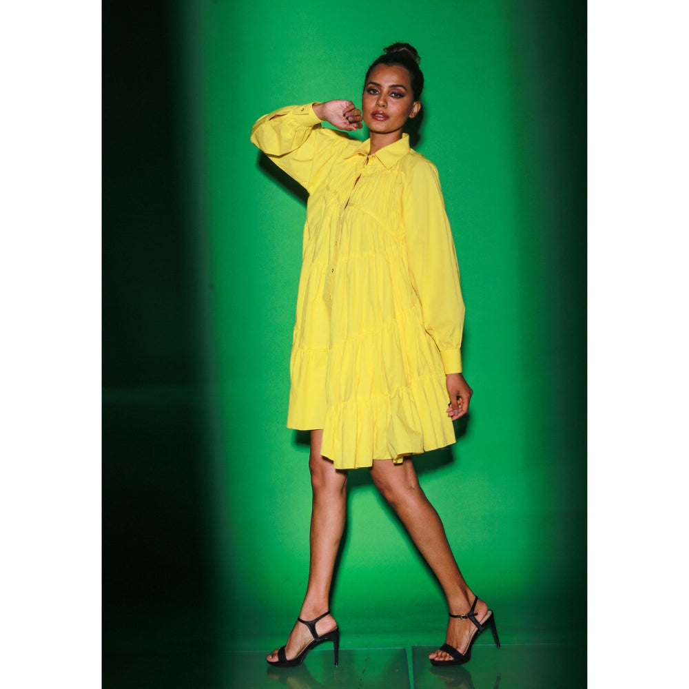 Echke Yellow Short Tiered Dress With Collar And 3/4 Sleeves