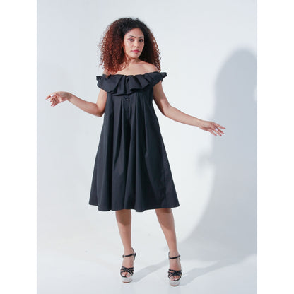 Echke Sleeveless Long Dress with High Pleated Neck Feature