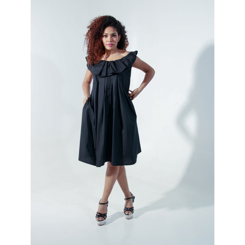 Echke Sleeveless Long Dress with High Pleated Neck Feature
