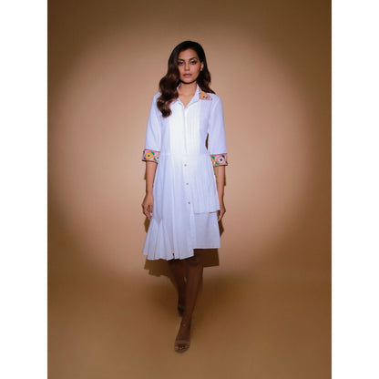 Echke White Linen Pleated Yoke Shirt Dress with 3/4 Sleeves and Kutchi Border on Cuffs