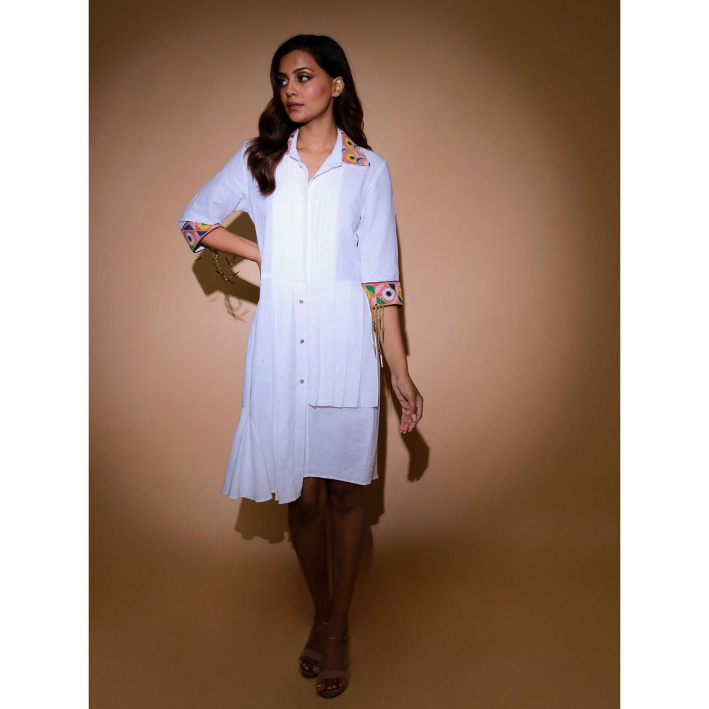 Echke White Linen Pleated Yoke Shirt Dress with 3/4 Sleeves and Kutchi Border on Cuffs