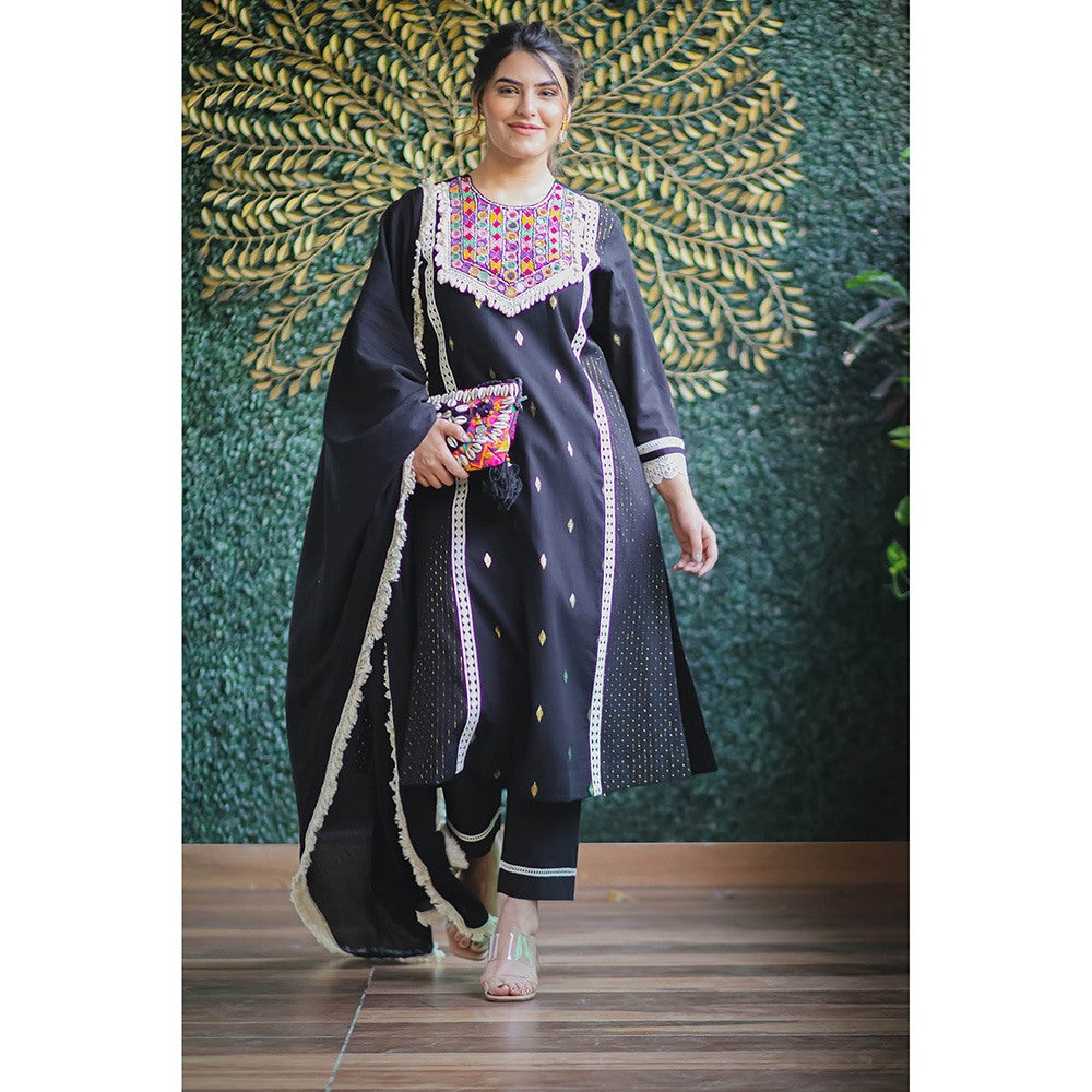 Ekavira Black Sajda Kurta with Pant and Dupatta (Set of 3)