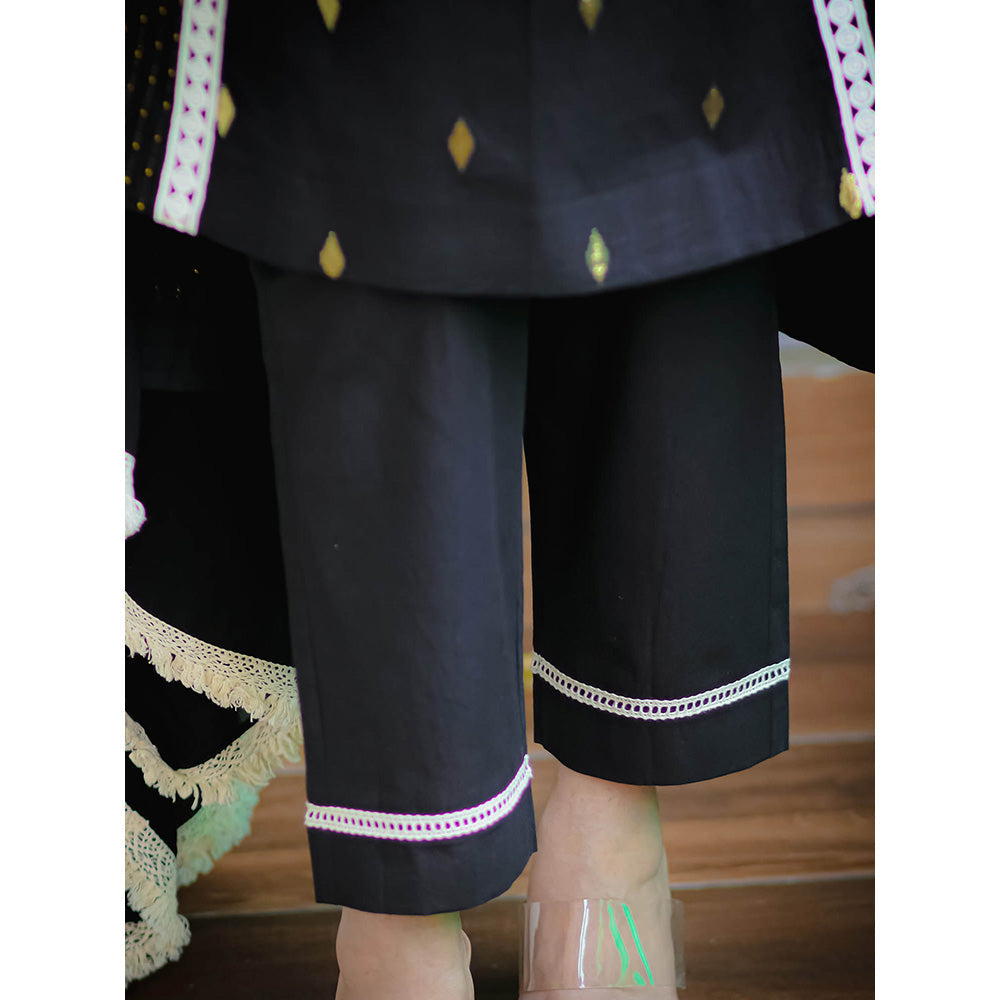 Ekavira Black Sajda Kurta with Pant and Dupatta (Set of 3)