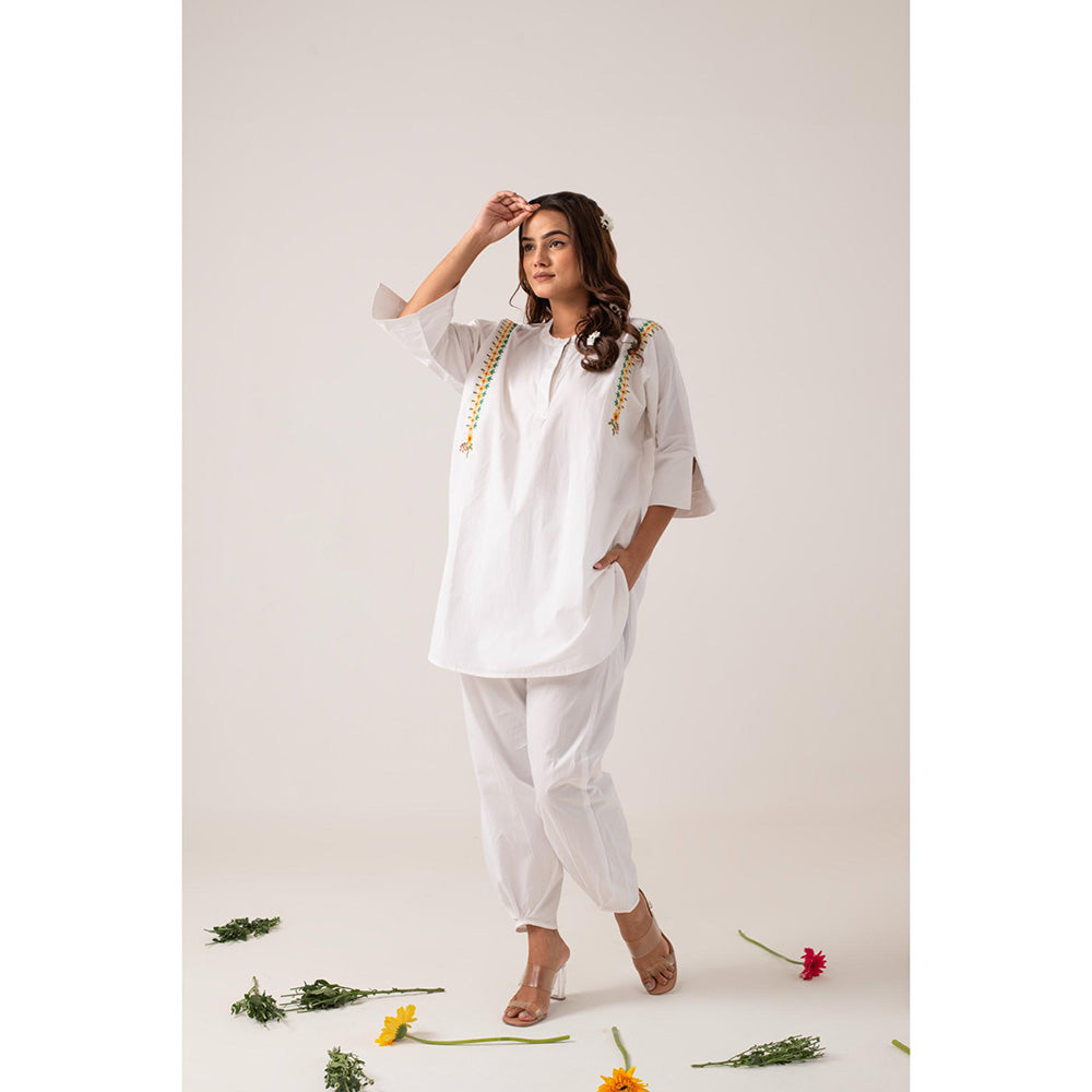 Ekavira Kanti White Floral Print Kurta and Pant (Set of 2)