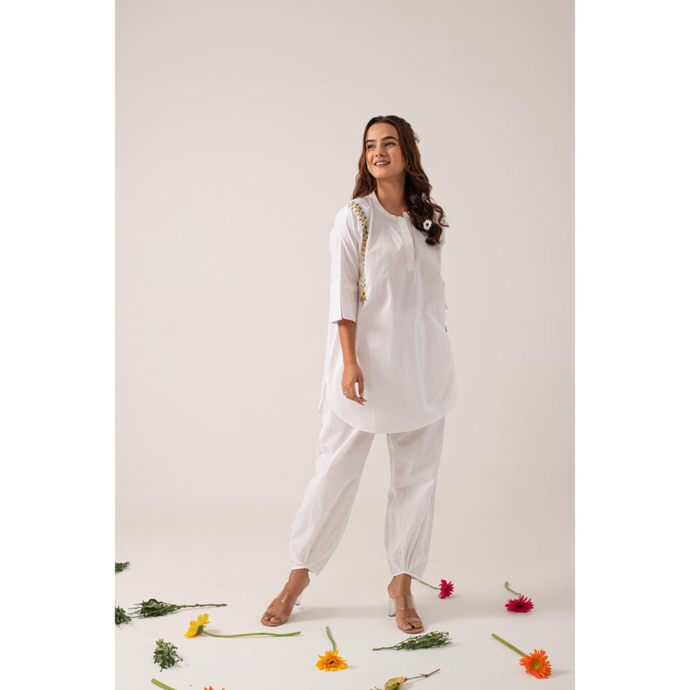 Ekavira Kanti White Floral Print Kurta and Pant (Set of 2)