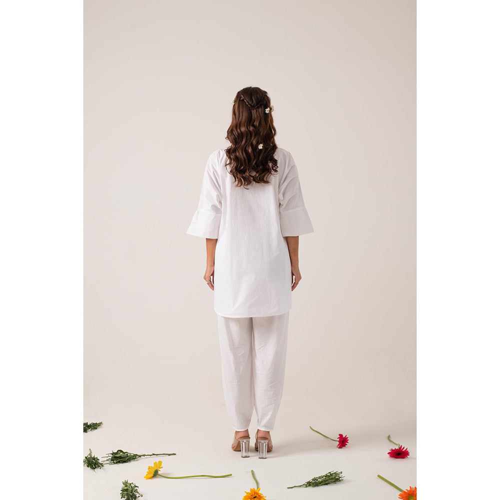 Ekavira Kanti White Floral Print Kurta and Pant (Set of 2)