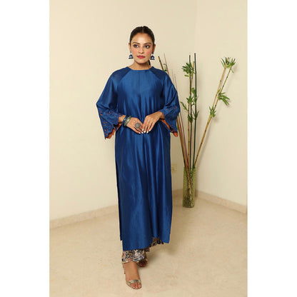 Finethreads by Hina & Nikhat Spinel Elegance The High-Slit Chanderi Kurta and Pant (Set of 2)