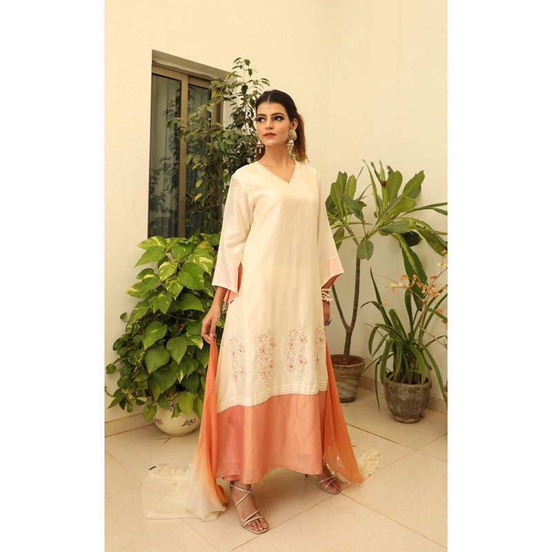 Finethreads by Hina & Nikhat Off White Noor-E-Rung Anarkali with Pant and Dupatta