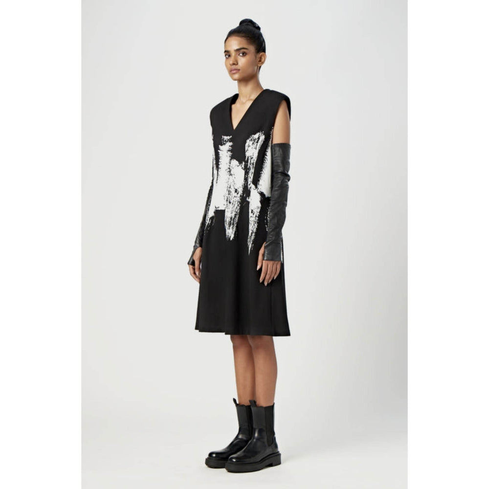 Genes Lecoanet Hemant Slim Fit V-Neck Sleeveless Dress With Artistic Print