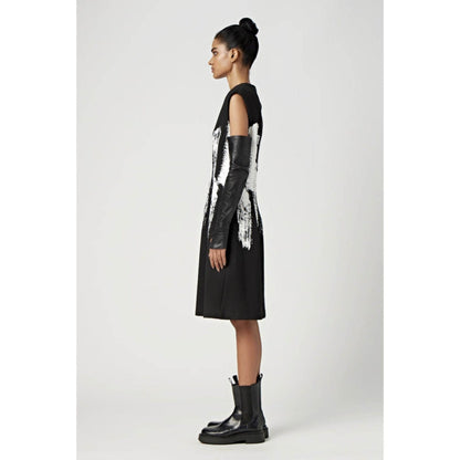 Genes Lecoanet Hemant Slim Fit V-Neck Sleeveless Dress With Artistic Print