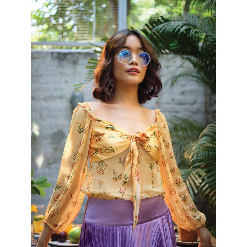 GUAPA Sila Front Knot Sweetheart Blouse