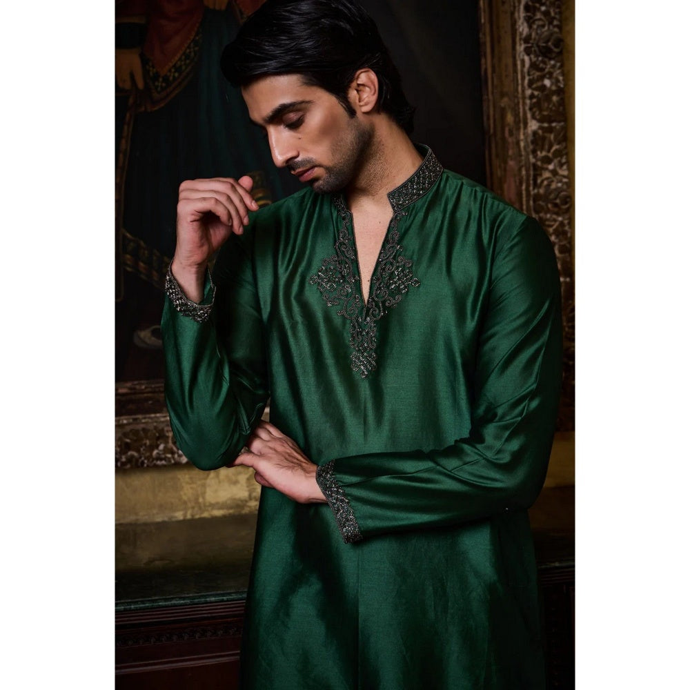 HISTORI Chanderi Men Green Embroidered Kurta with Salwar