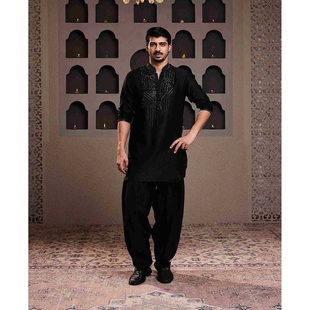 HISTORI Chanderi Men Black Embellished Kurta with Salwar