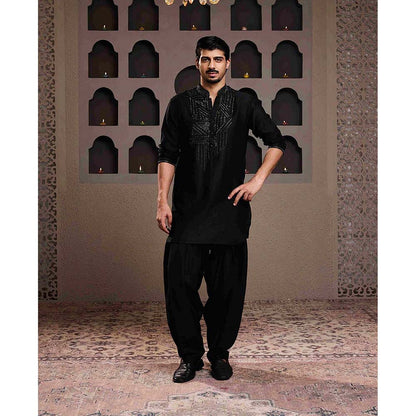 HISTORI Chanderi Men Black Embellished Kurta with Salwar