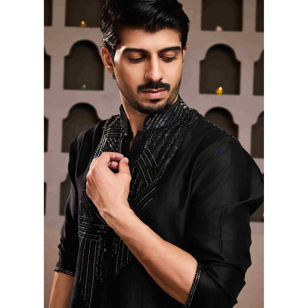 HISTORI Chanderi Men Black Embellished Kurta with Salwar