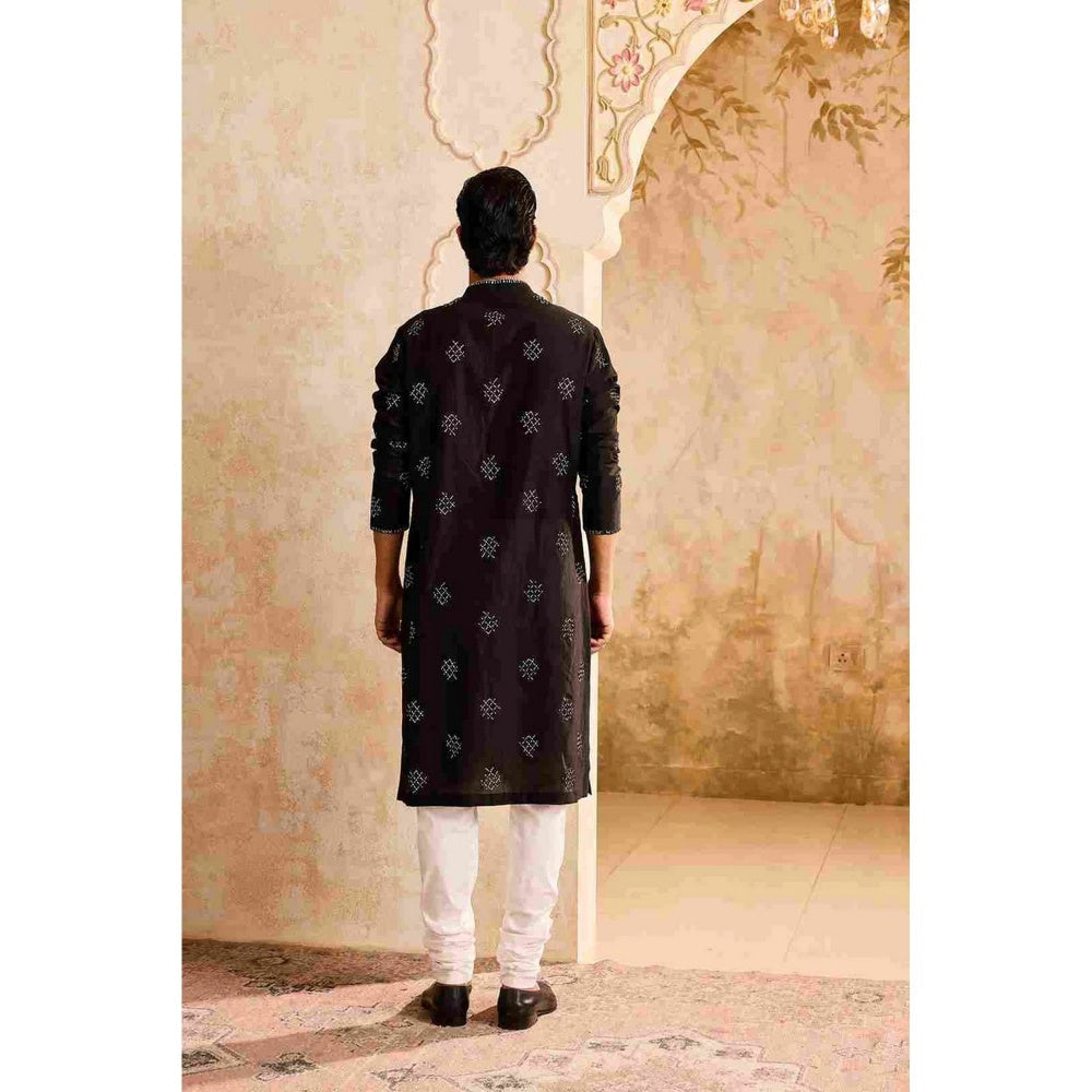 HISTORI Chanderi Men Black Embroidered Kurta with Churidar
