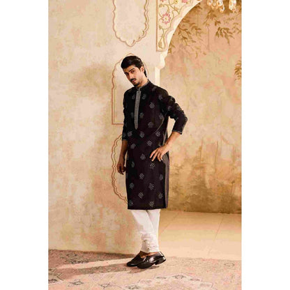 HISTORI Chanderi Men Black Embroidered Kurta with Churidar