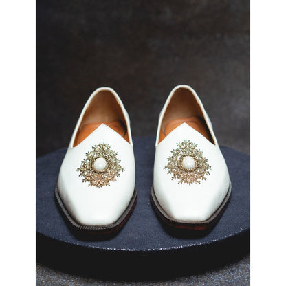 Kavith Sainaani White Gem Jutti