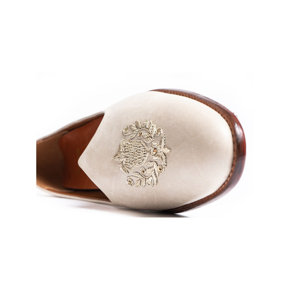 Kavith Sainaani White Embroidered Juttis