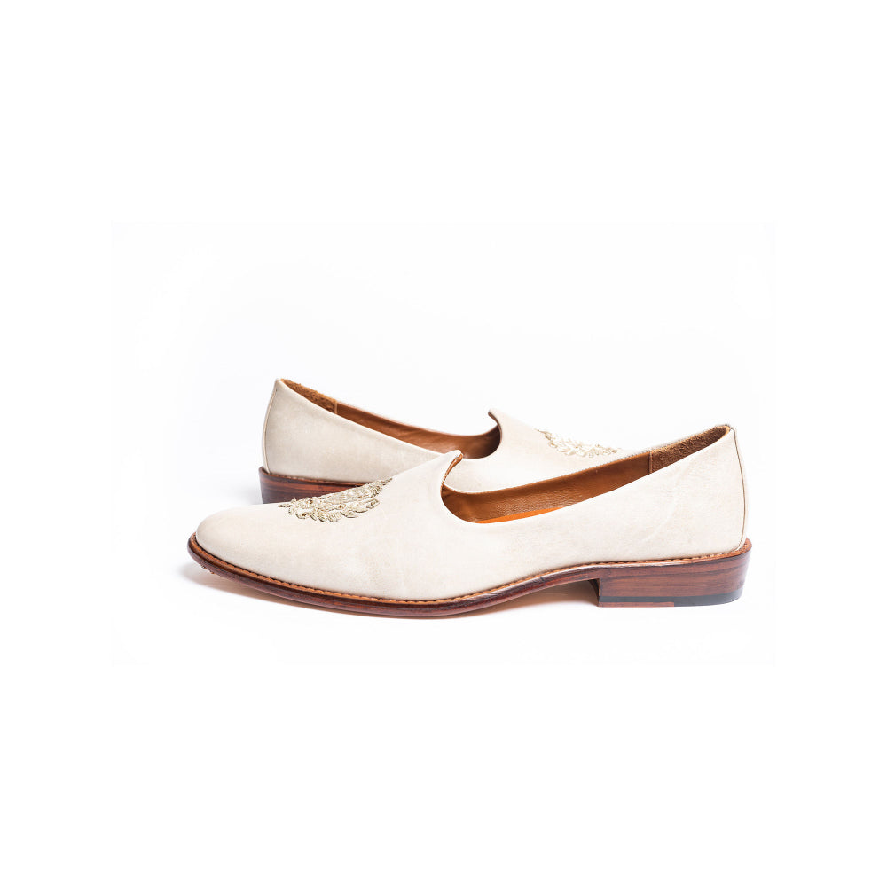 Kavith Sainaani White Embroidered Juttis