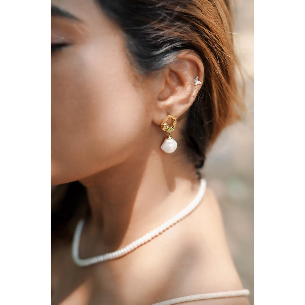 La marque-M White Crushed Gold Pearl Earrings
