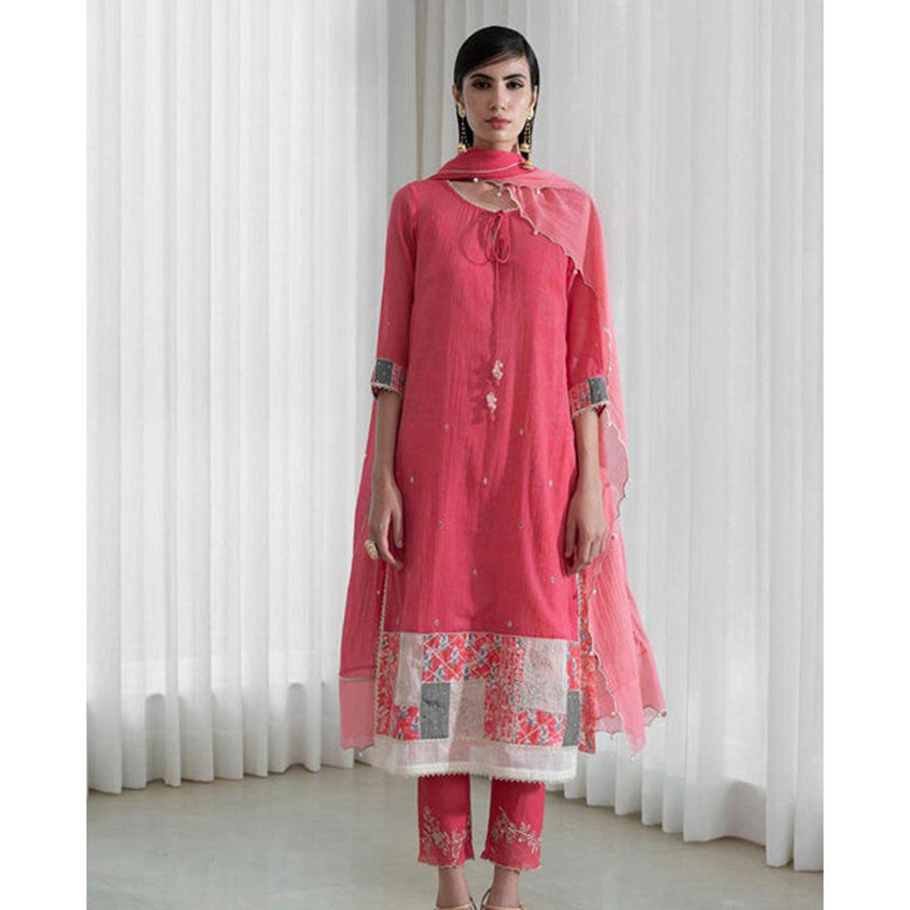 MANDIRA WIRK Women Mulmul Pink Kurta with Pant and Dupatta