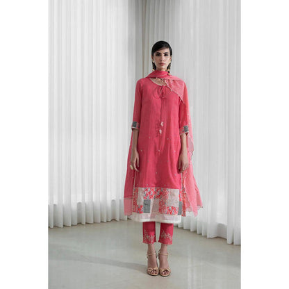 MANDIRA WIRK Women Mulmul Pink Kurta with Pant and Dupatta