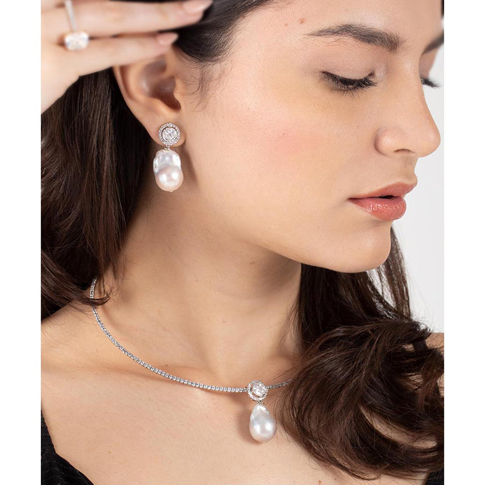 Mon Tresor White Row Attached Emerald Jewellery Set