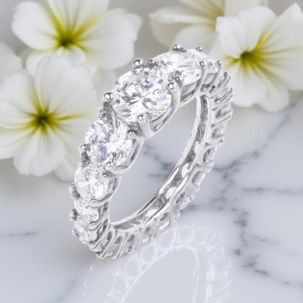 Mon Tresor White Graded Round Solitaire Eternity Band
