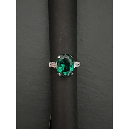 Mon Tresor Oval Green With Baguette Dia