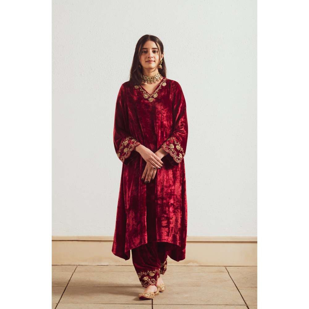 Neelu Sethi Embroidered Velvet Kurta and Pant With Dupatta (Set of 3)