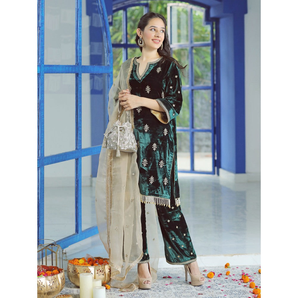 Pairaahan Naaz Velvet Embroidered Kurta (Set of 3)