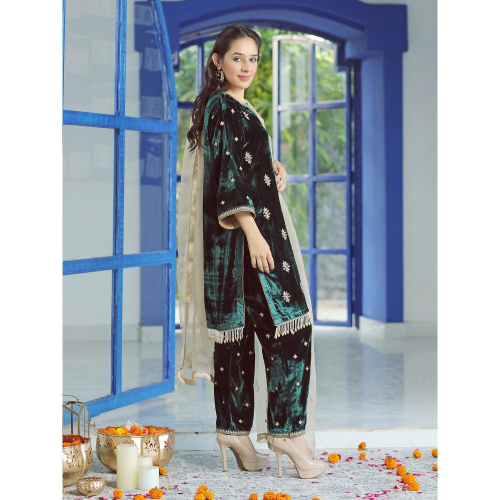 Pairaahan Naaz Velvet Embroidered Kurta (Set of 3)