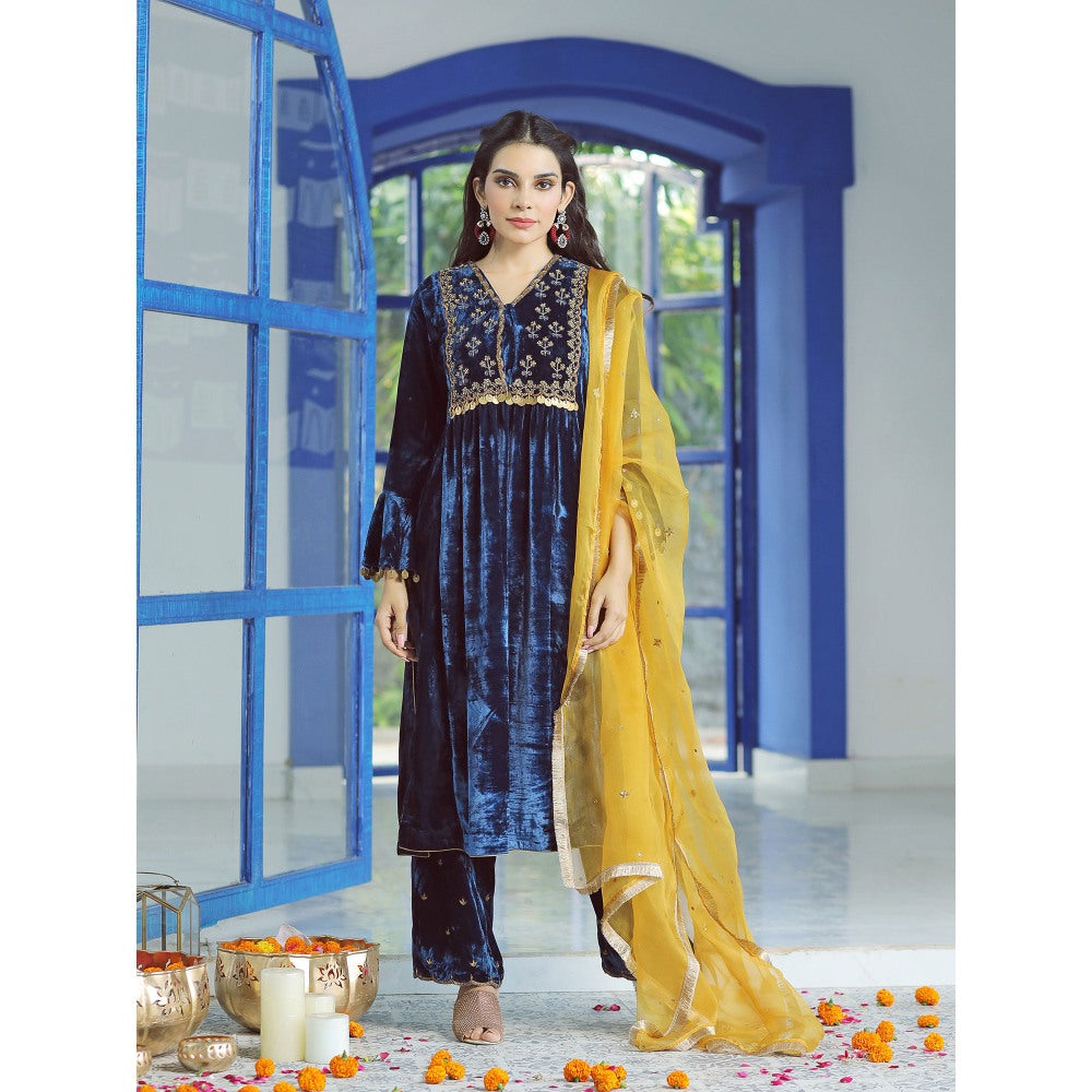 Pairaahan Falak Velvet Embroidered Kurta (Set of 3)